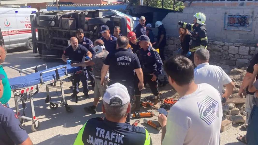 Mersin'de Kontrolden Çıkan Kamyonet Dev Depoyu Yıktı! 2